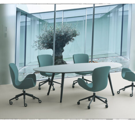 dyno Mód Chair offers futuristic extreme curves for meeting tables